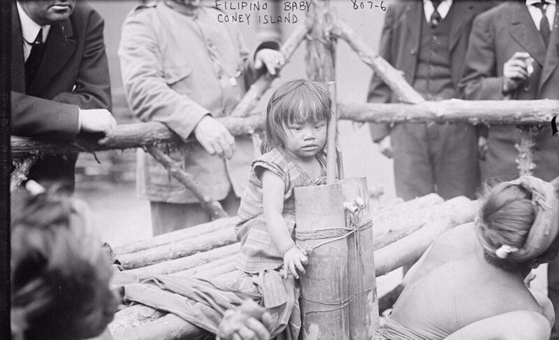 Маленькая девочка из Филиппин. которую показывали в зоопарке Кони-Айленд вместе с животными, 1914 год.