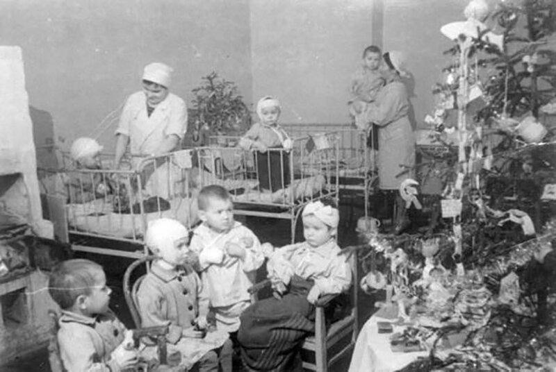 Палата детской больницы с новогодней елкой в блокадном Ленинграде, 31 декабря 1941 года. 
