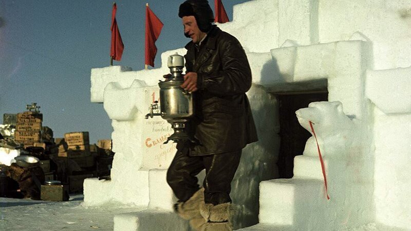 Повар дрейфующей станции Северный полюс - 3 И.М. Шариков хлопочет по хозяйству, 1954 год. 