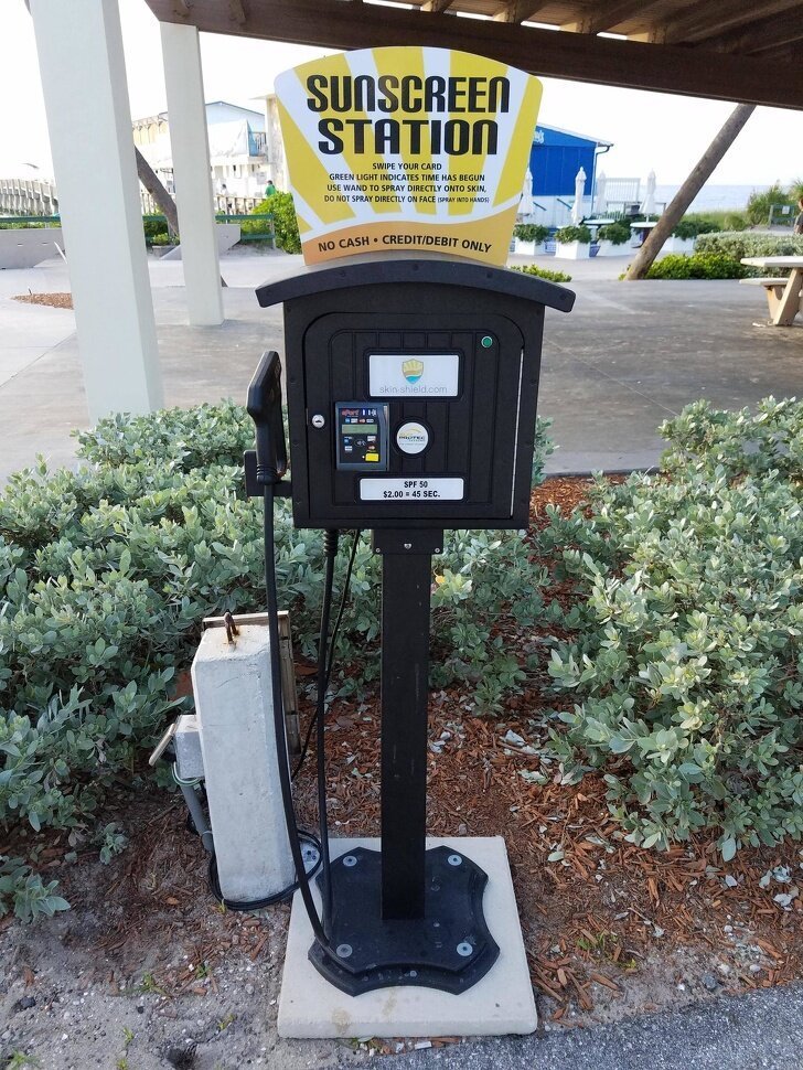 Автомат с солнцезащитным спреем, установленный на пляже