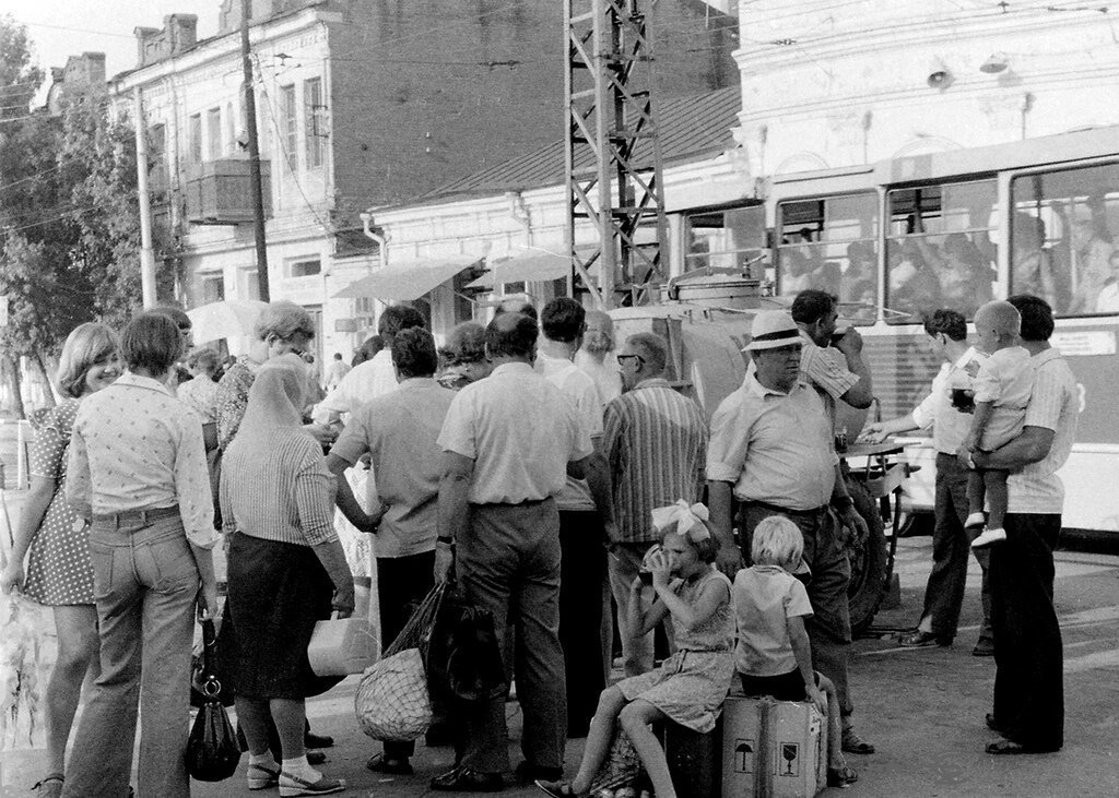 Е очередь. Очереди СССР 70е. Очереди 80-е СССР. СССР очереди 1960. Очереди в СССР 1970.