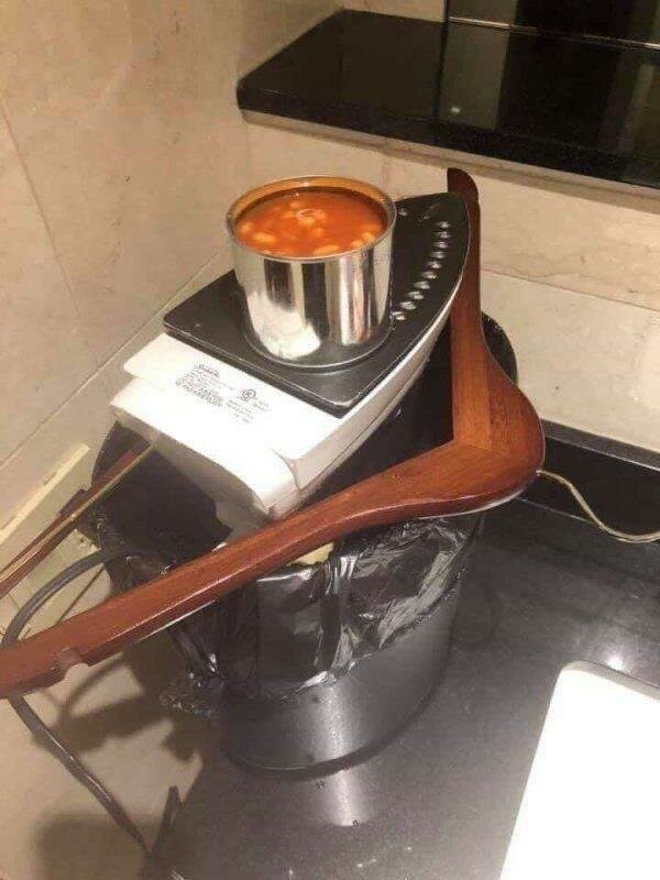 Как подогреть суп при помощи утюга