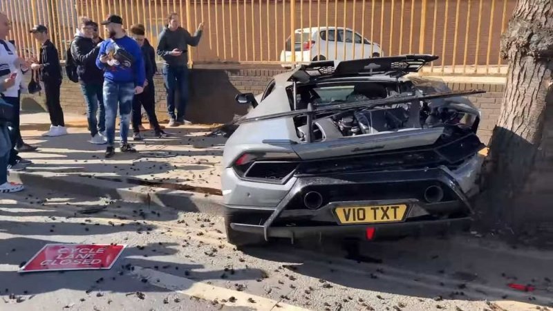 В Англии на встрече владельцев суперкаров разбили Lamborghini Huracan Performante
