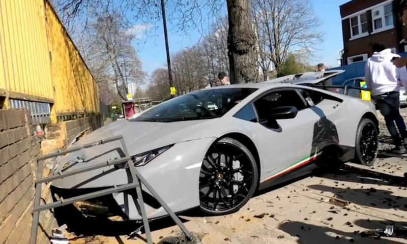 В Англии на встрече владельцев суперкаров разбили Lamborghini Huracan Performante