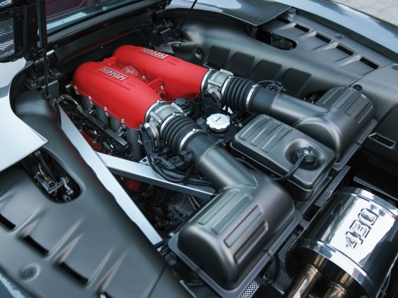 480-сильный V8 объемом 4,3 литра — пламенное сердце F430