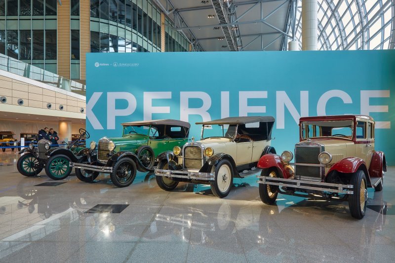 Выставка ретро-автомобилей открылась в аэропорту Домодедово