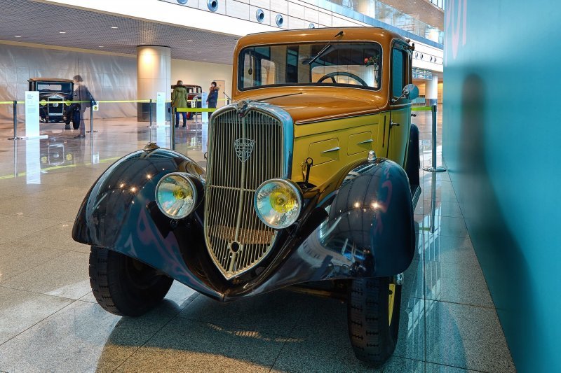 Выставка ретро-автомобилей открылась в аэропорту Домодедово