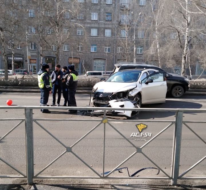 В Новосибирске Лексус уничтожил несколько метров дорожного ограждения