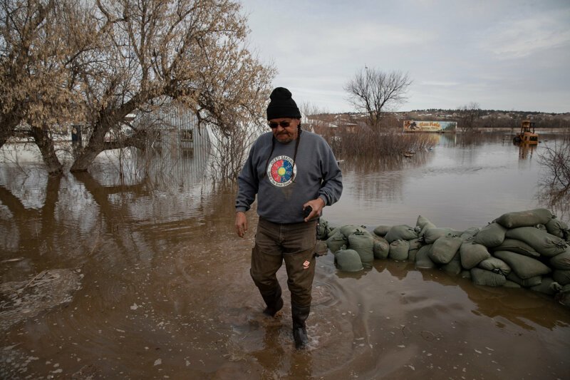 Вода едва не добралась до дома, в который Генри Красное Облако перевез семью во время бушующей стихии