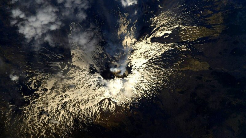 Спутниковые снимки земных и неземных вулканов: коллекция NASA
