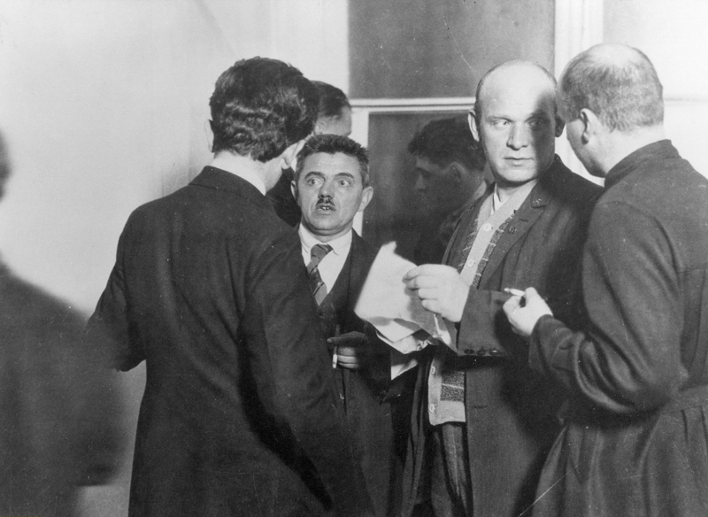 Эрнст Тельман и Оттомар Гешке (2-й слева) на заседании Расширенного исполнительного комитета Коммунистического Интернационала (ИККИ) в Москве
