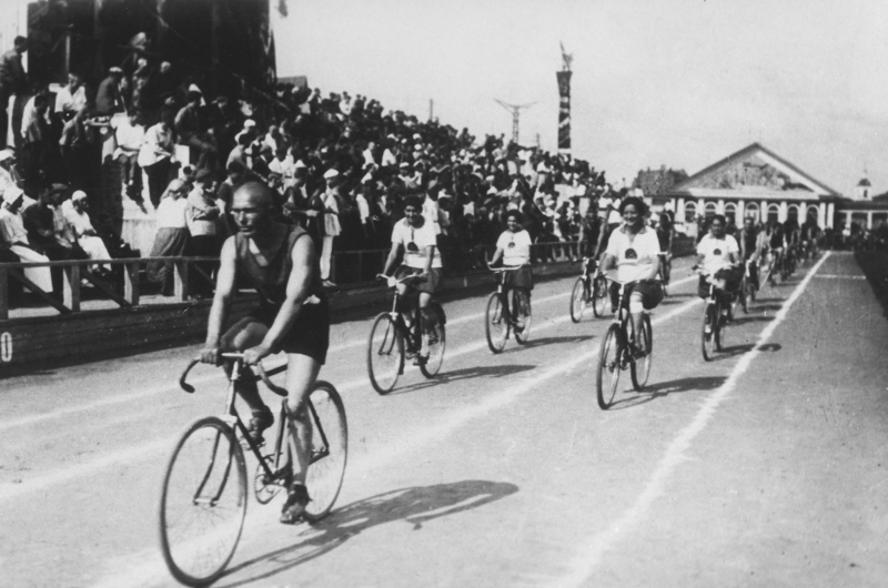 «Парад» велосипедистов во время спортивного праздника