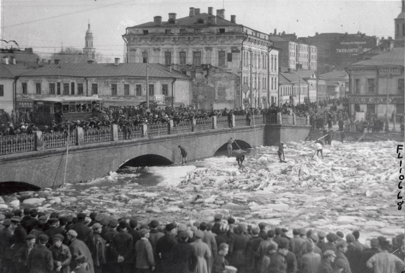 Москва-река переполнила свои берега, нанеся серьезный ущерб окружающим районам и причинив много страданий жителям этого города