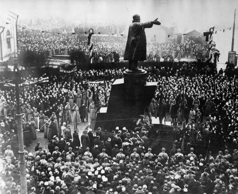 В 9-ю годовщину большевистской революции большая статуя Ленина представлена ​​огромной толпе в Ленинграде