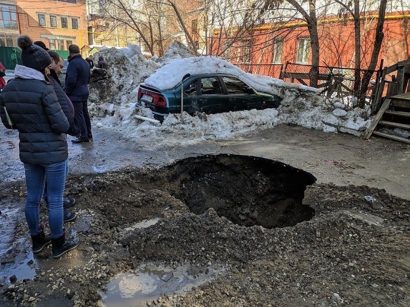 Подземный «паркинг»: в Самаре Lada Kalina почти целиком провалилась под асфальт