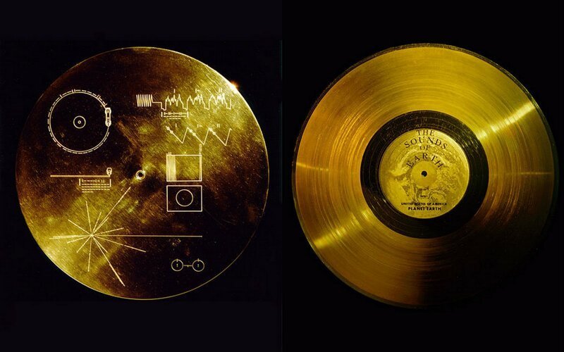 В далеком 1977 году космическое агентство NASA отправило в космос послание внеземным цивилизациям на позолоченных пластинках, прикрепленных к бортам двух американских космических аппаратов: ‘Voyager 1’ и ‘Voyager 2’