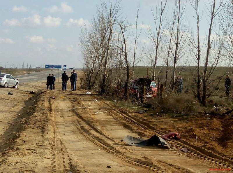 Кульбиты в лесополосе: военный уснул за рулем на трассе под Астраханью