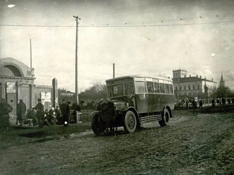 1927. Автобусная остановка