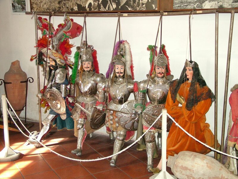 Италия - «Опера деи пупи» (буквально — «кукольная опера») — традиционная для Сицилии форма театра марионеток.