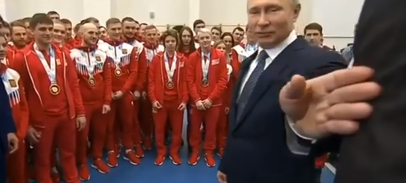 "Подвинься, такой здоровый!":  на встрече со спортсменами Путин убрал с дороги охранника