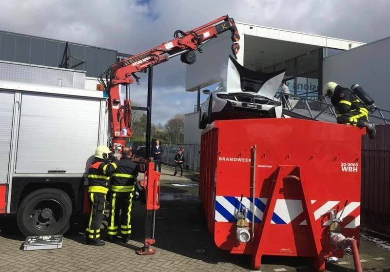 Как нужно тушить электромобили: пожарные бросили горящий BMW i8 в контейнер с водой