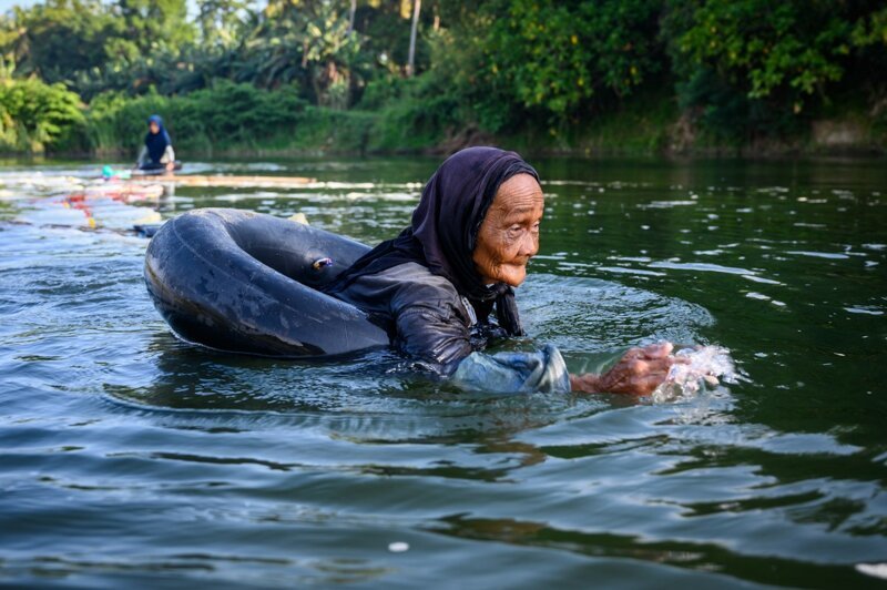 80-летние бабушки плавают по 3 км с 200 канистрами за спиной в поисках чистой воды