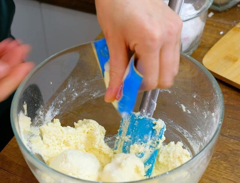 Простой рецепт воздушных сырников из творога с манкой в духовке — рецепт с фото и видео