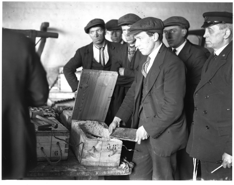 Британские таможенники осматривают ящики, содержащие привезенное из Советской России золото на 500 000 фунтов стерлингов