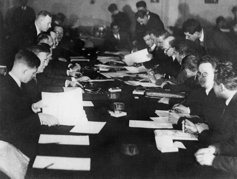 Подписание германо-советского торгового протокола в зале заседаний Народного комиссариата иностранных дел в Москве