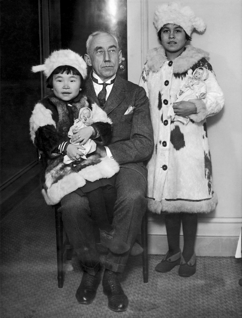 Руаль Амундсен и дети с Чукотки
