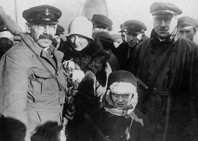 Рудольф Лазаревич Самойлович в Ленинграде с женой и ребенком.