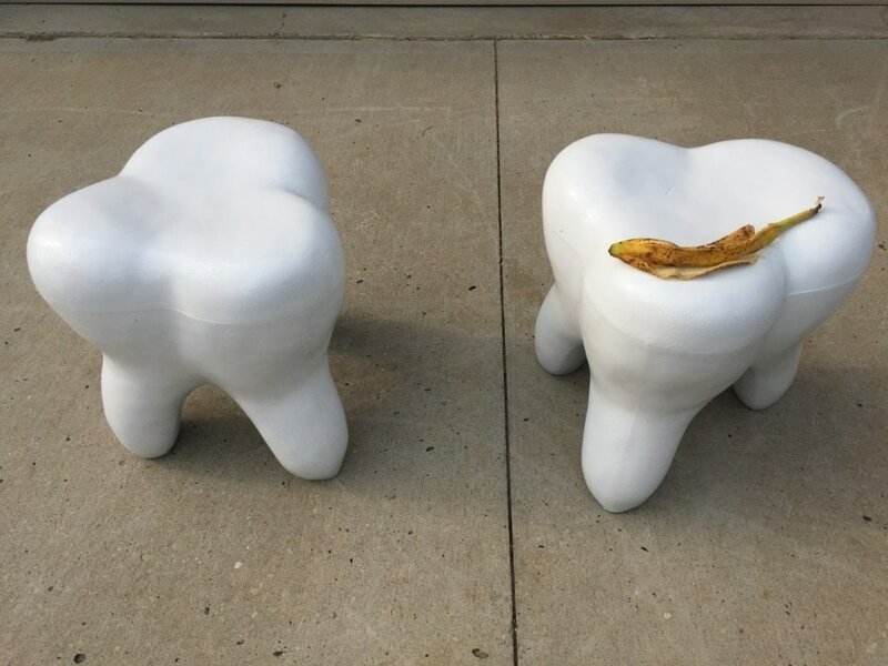 Винтажные стулья в виде зубов — скорее всего были в кабинете стоматолога (а где же ещё?)