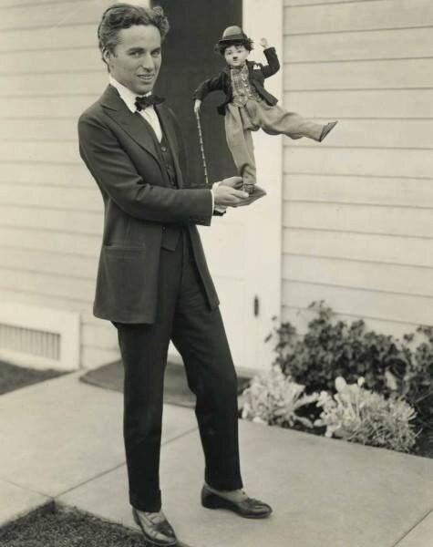 8. Чарли Чаплин в 1918 году со своей куклой архив, исторические фото, фото, фото из прошлого