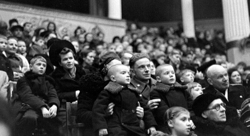 10. Зрители в цирке на Цветном бульваре, Москва, 1947 год