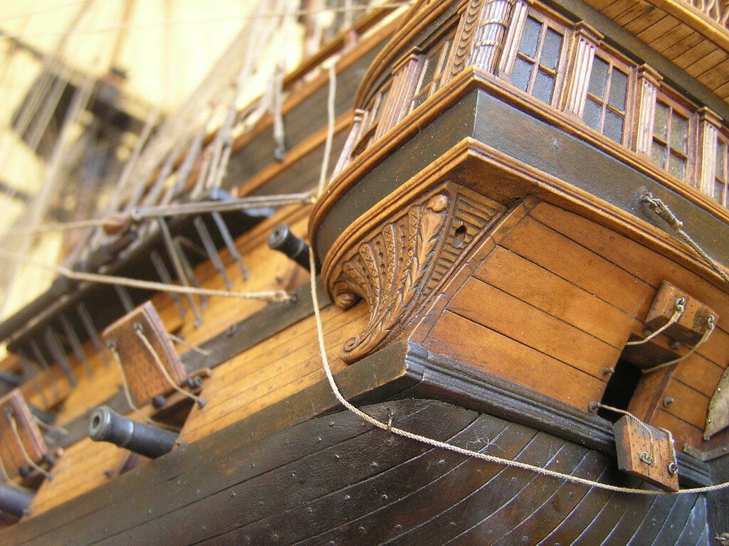 Надстройка на палубе. Гальюн корабля Виктори. Модели старинных кораблей. Старинные деревянные корабли. Корма старинного корабля.
