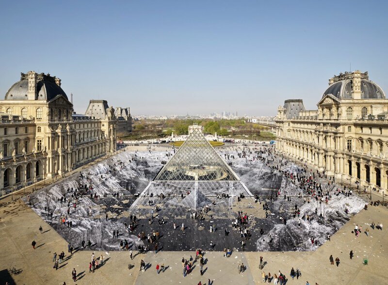 Интересная оптическая иллюзия в Лувре всего за один день была уничтожена публикой