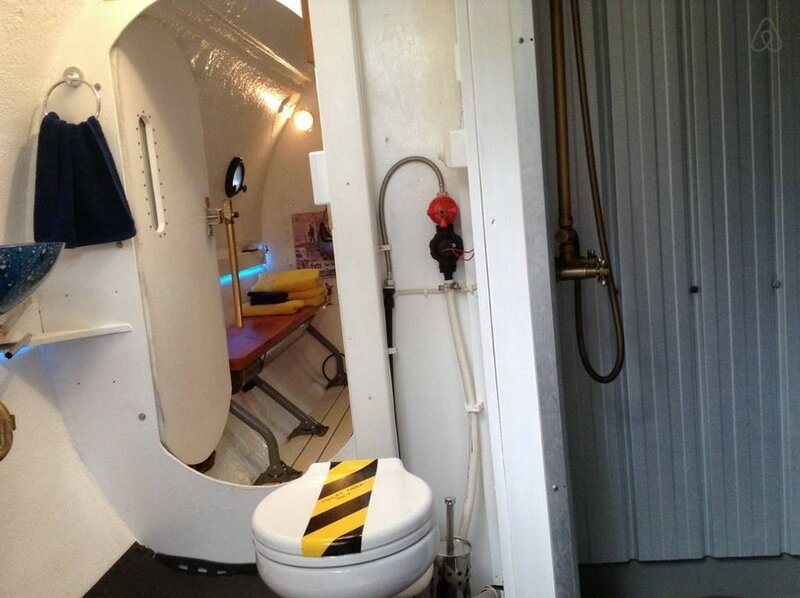 Новозеландец построил желтую подводную лодку в лесу