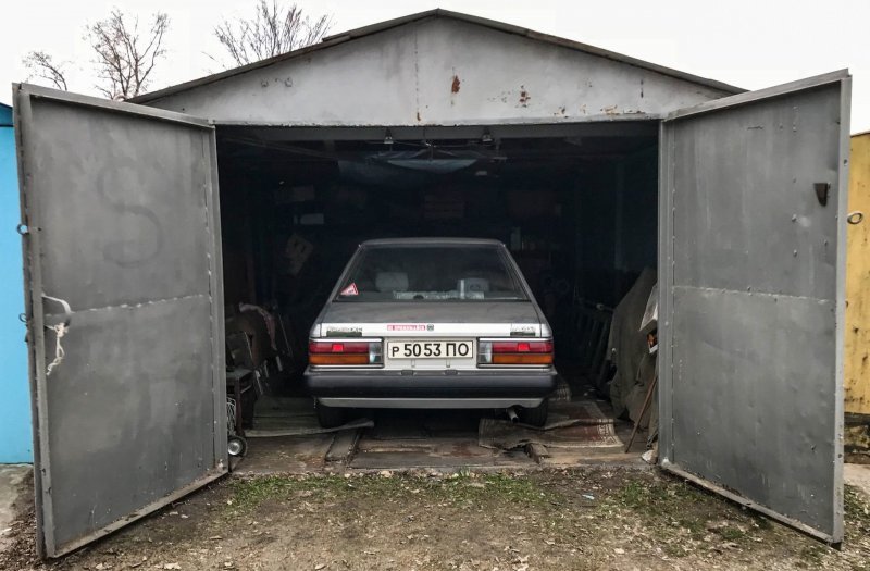 Праворульная Mazda Familia 1984 года с пробегом 80 тысяч километров