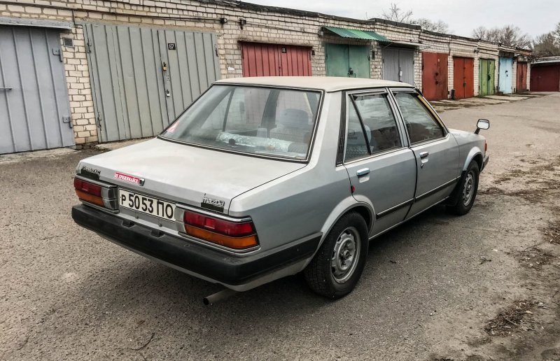 Праворульная Mazda Familia 1984 года с пробегом 80 тысяч километров