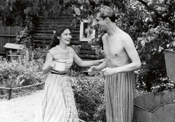 18. Юрий Яковлев с женой Кирой Мачульской на даче, 1950-е