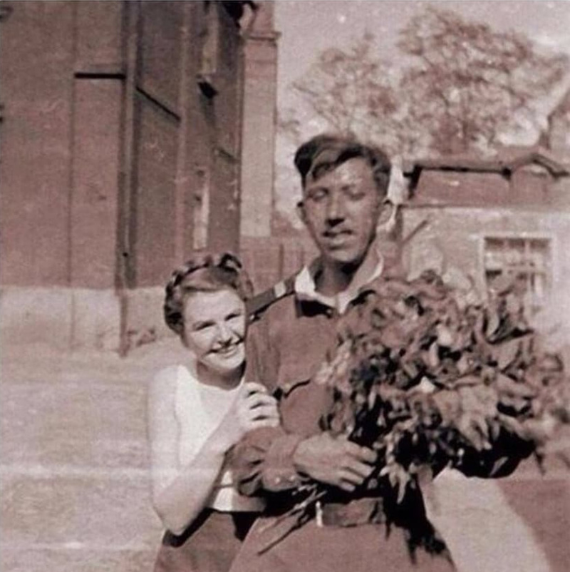 1. Юрий Никулин с мамой, 18 мая 1946 года.