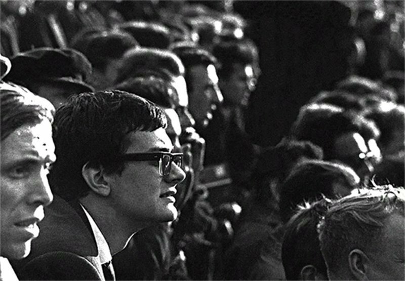 24. Никита Михалков смотрит футбол, 1965 г.