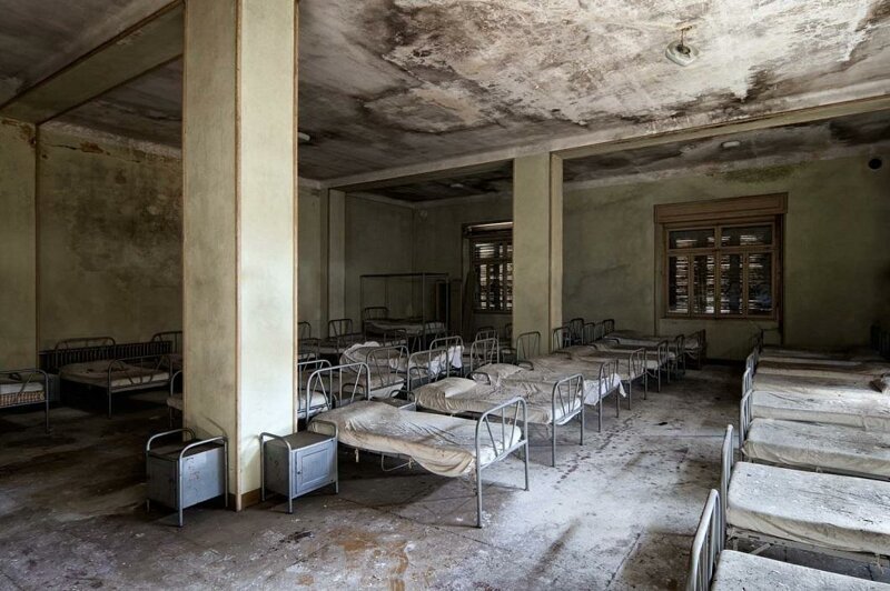 2. Разваливающееся здание бывшего детского дома в Италии, где все кровати всё еще застелены. (Фото: Винсент Янсен)
