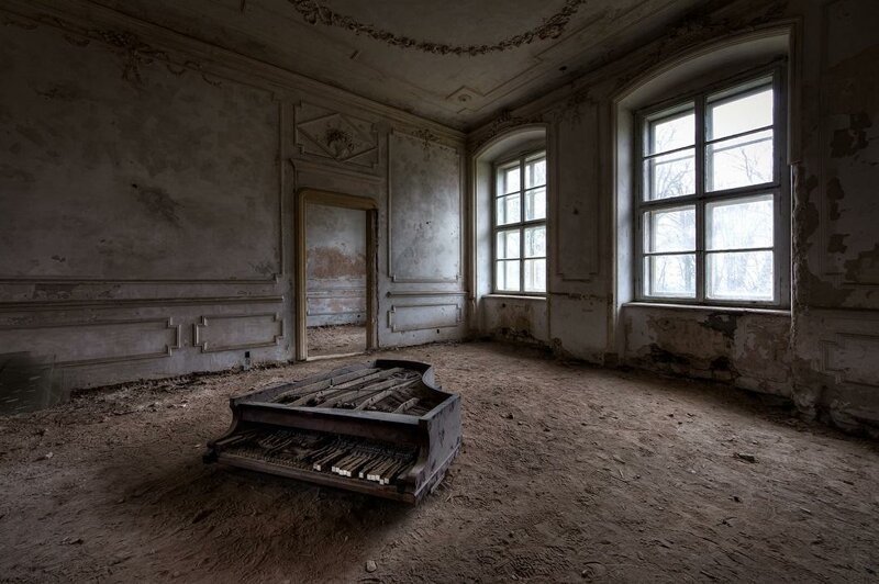 3. Это пианино стояло в одном из номеров огромного замка в Польше. (Фото: Винсент Янсен)