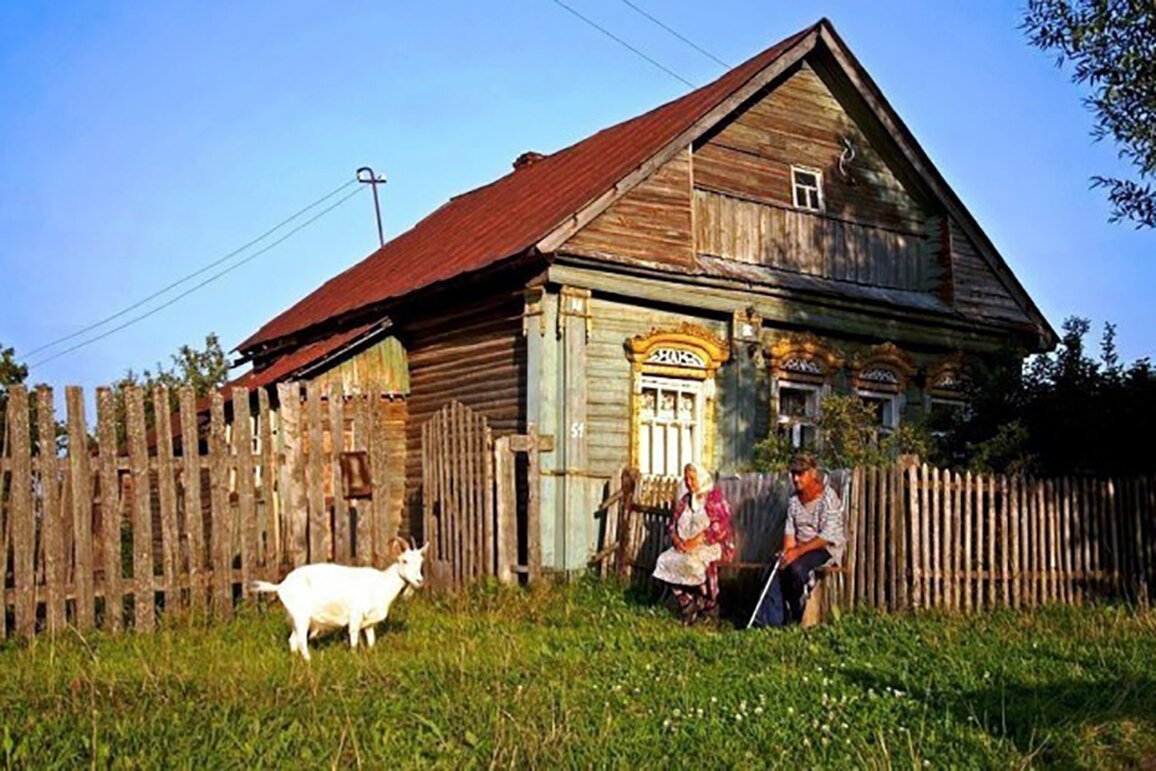 Там только жил был и жил. Деревенский домик. Лето в деревне. Бабушка в деревне. Сельская местность.