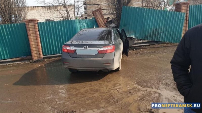 Авария дня. В Башкирии автомобиль на большой скорости врезался в забор