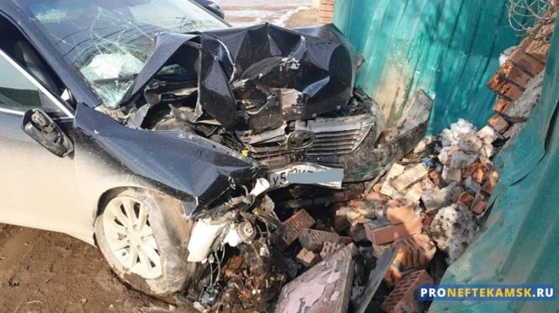Авария дня. В Башкирии автомобиль на большой скорости врезался в забор