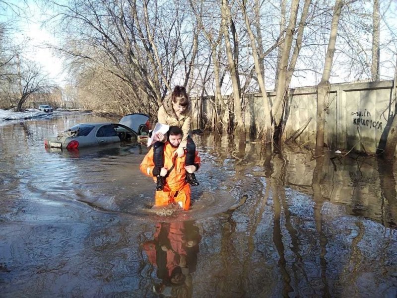 В Новосибирской области сотрудники МЧС спасали женщину с крыши утонувшего в луже автомобиля