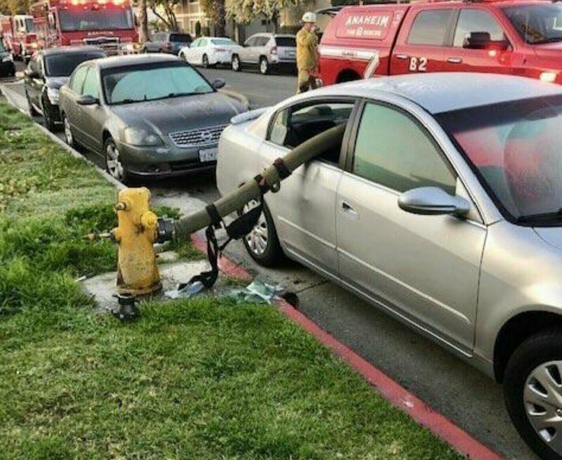1. Вот почему не стоит парковаться у пожарного гидранта