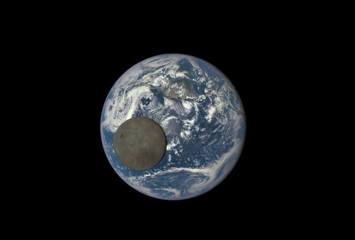 Темная сторона Луны, проходящей мимо Земли. Снимок сделан из глубины космоса